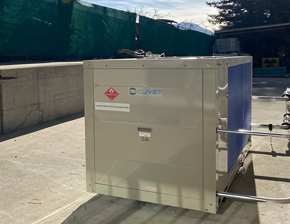Pompa di calore Clivet ELFOEnergy Sheen EVO con gas R32, installata per il comfort estivo e invernale degli uffici.