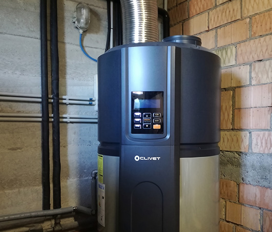 Casa singola ArsiePompa di calore AQUA SWAN 300 di Clivet installata in una lavanderia domestica per l'acqua calda sanitaria.